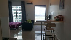 Estudio | Escritorio, espacio para trabajar con un portátil, cortinas opacas