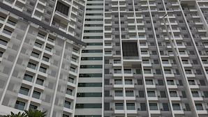 Un grattacielo con numerosi balconi e un design architettonico moderno.