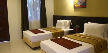Standard Twin Room | Bar mini, meja, seterika/papan seterika, Wi-fi percuma 