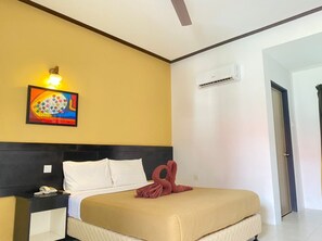 Minibar, escritorio, tabla de planchar con plancha y wifi gratis 