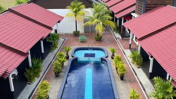 Kolam renang outdoor