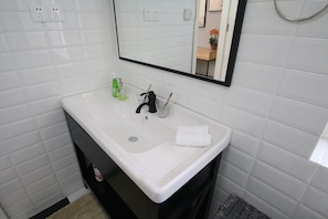 Double Room | Bathroom sink - Pushu Villa Shanghai NECC (Shanghai)