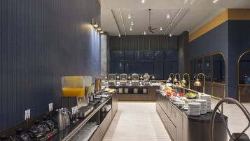 Se ofrece un desayuno continental (530 THB por persona)