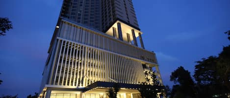 Vista frontal de la propiedad por la tarde o noche