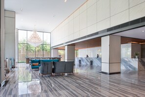 Lobby sitting area - Brighton Grand Hotel Pattaya (Pattaya)