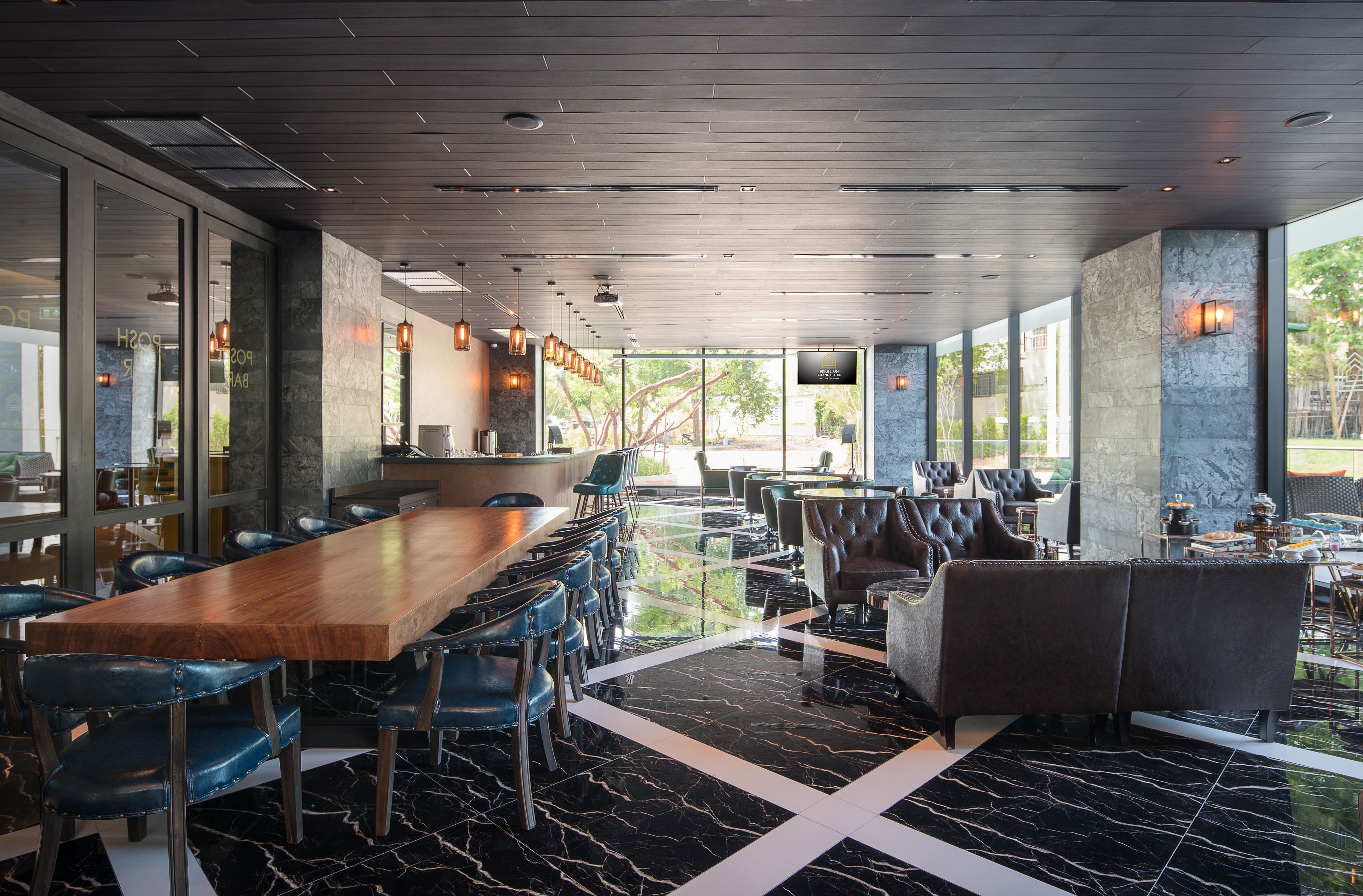 2 bars/lounges, cocktail bar, lobby lounge