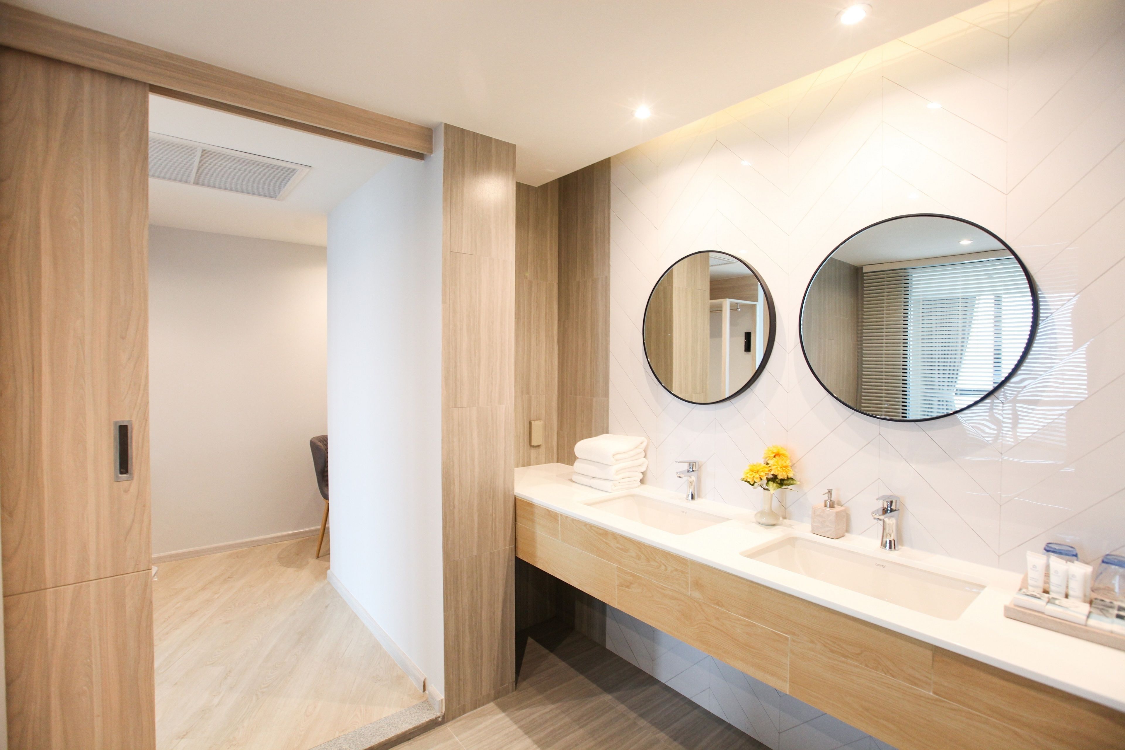 one bedroom ocean suite with bathtub | bathroom | free toiletries, hair dryer, bathrobes, slippers