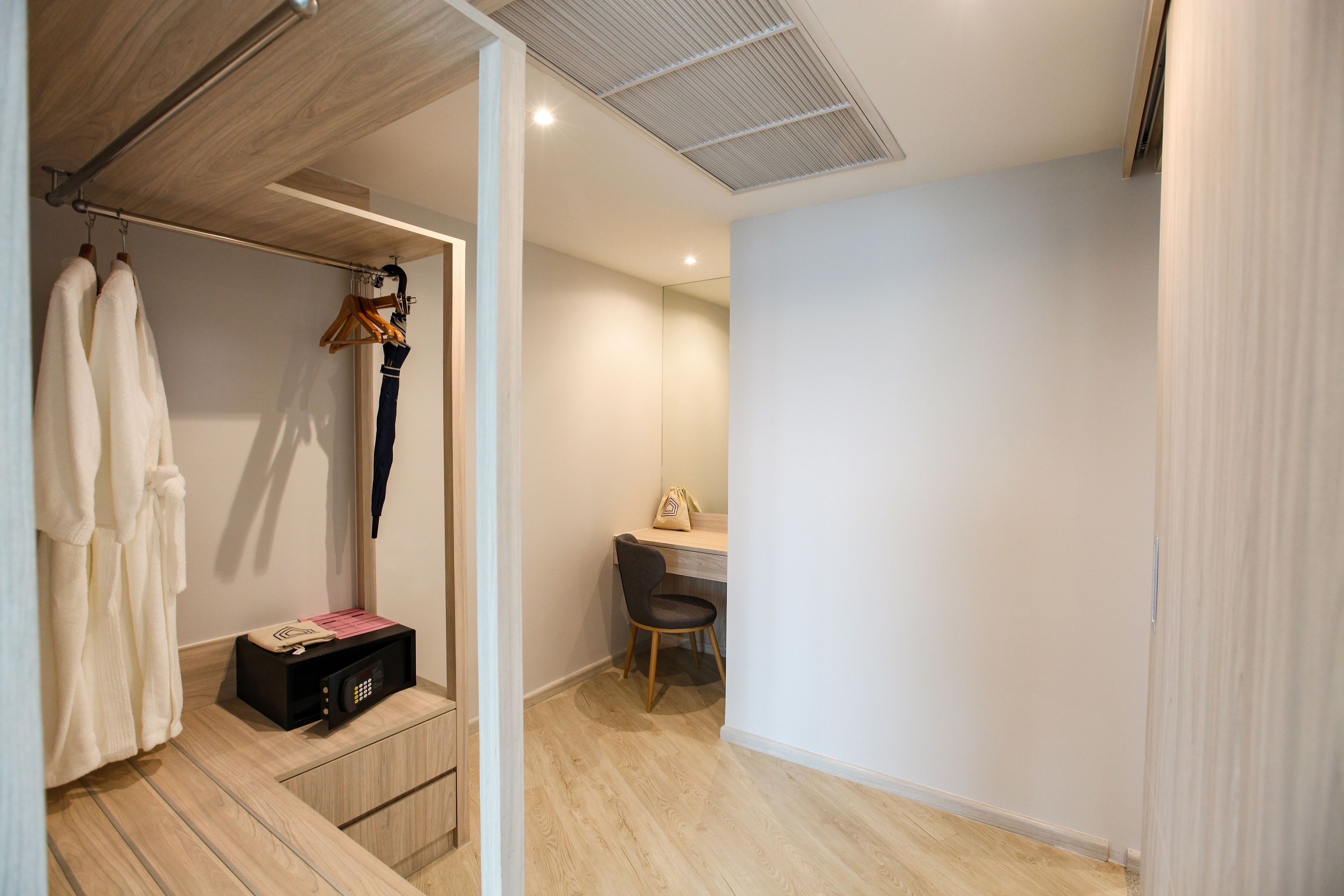 one bedroom ocean suite with bathtub | 1 bedroom, in-room safe, blackout curtains, rollaway beds