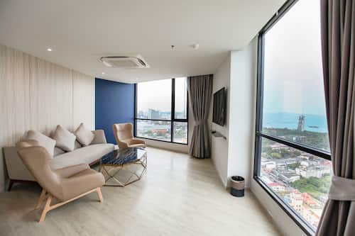 Executive suite | Woonruimte | Een 49-inch flatscreentelevisie met kabelzenders en televisie