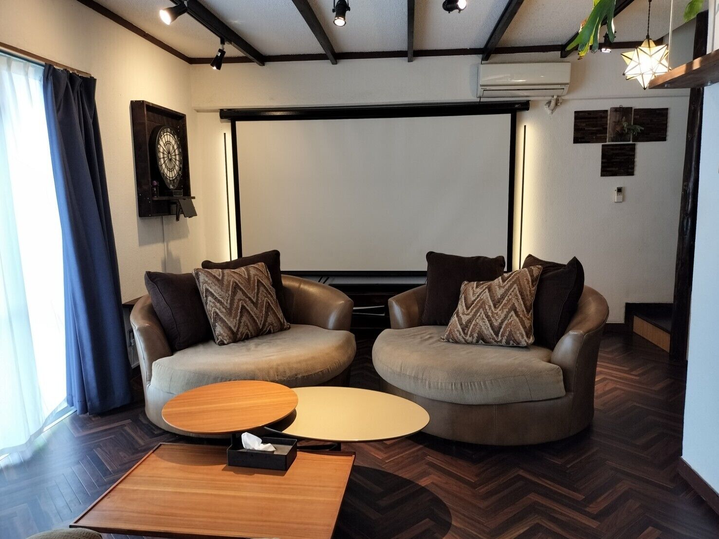 TV de tela plana, console de videogame, Netflix, brinquedos