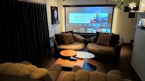 Televisor de pantalla plana, consola de videojocs, Netflix i joguines