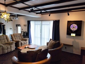 120-inch flat-screen TV with digital channels, TV, video game console - CINEMA RESORTS 1 (Motobu)