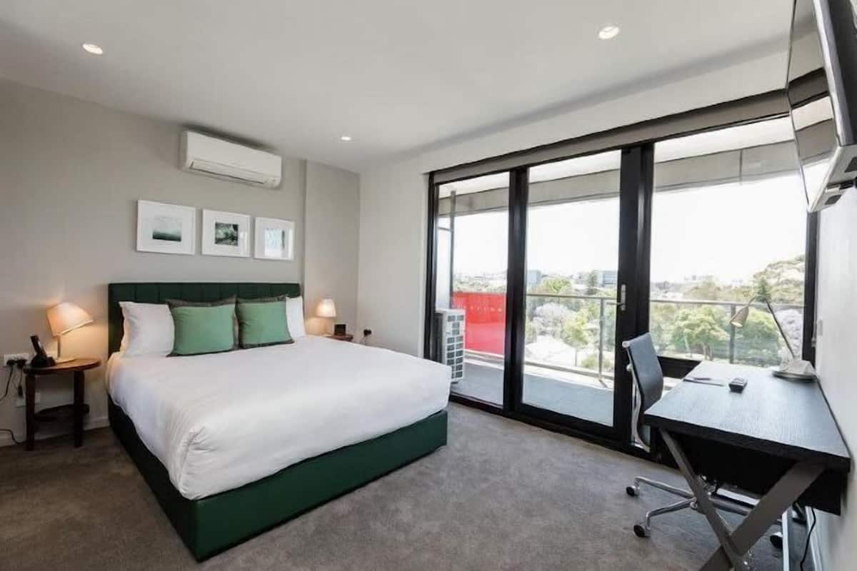 Premium bedding, in-room safe, laptop workspace, blackout curtains
