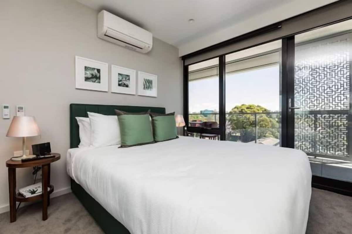 Premium bedding, in-room safe, laptop workspace, blackout curtains