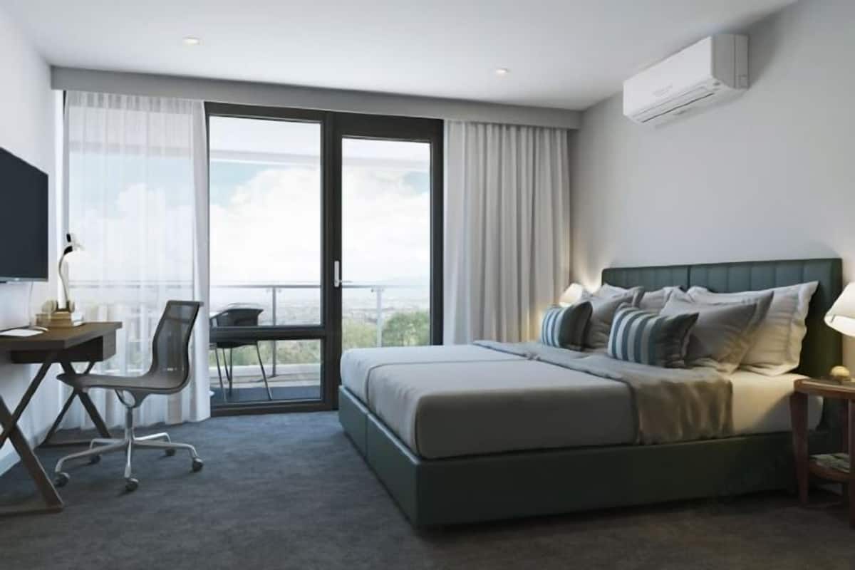 Premium bedding, in-room safe, laptop workspace, blackout curtains