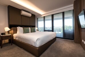 Premium bedding, in-room safe, laptop workspace, blackout curtains - The Branksome Hotel And Residences (Mascot)