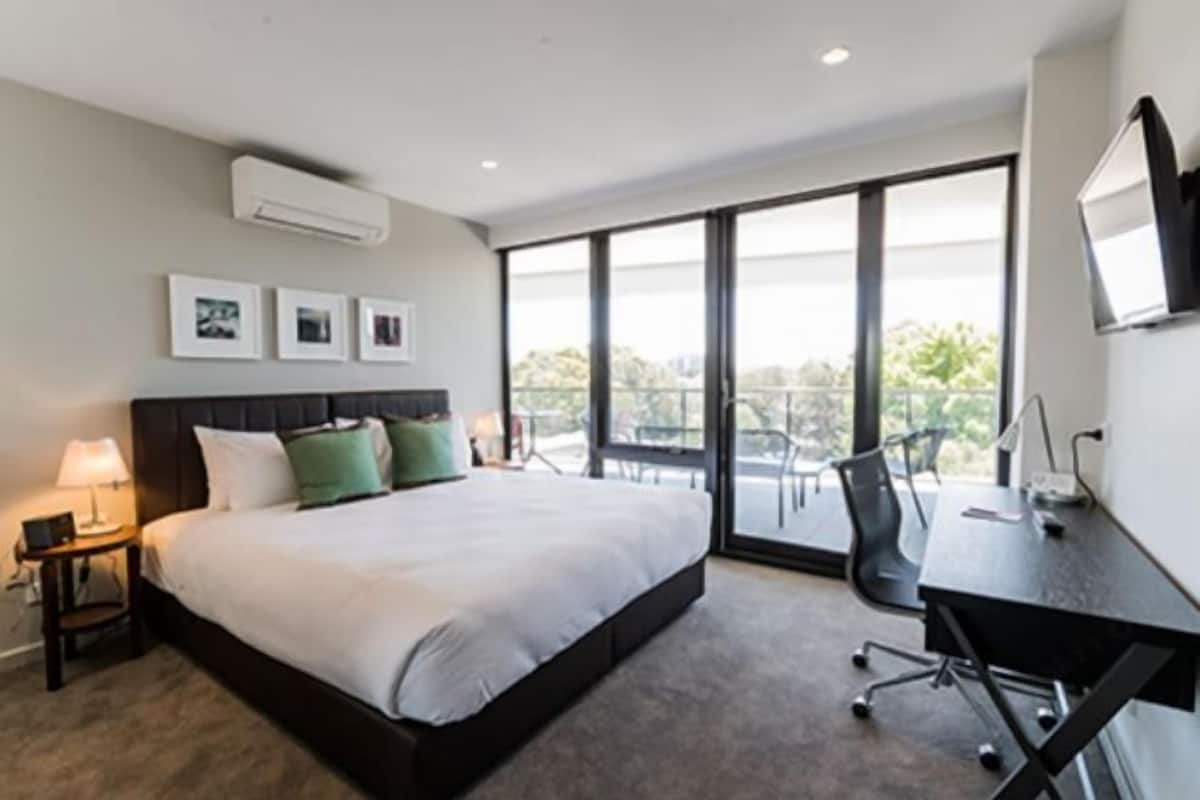 Premium bedding, in-room safe, laptop workspace, blackout curtains