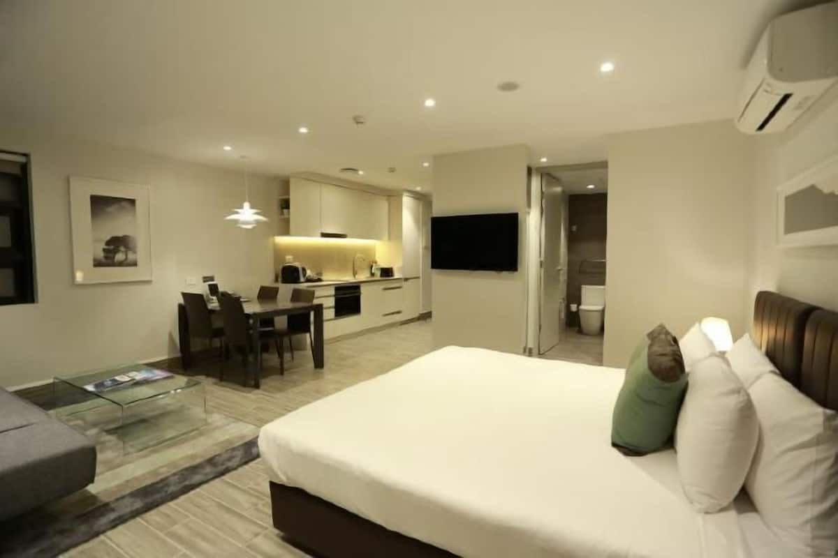1 bedroom, premium bedding, in-room safe, laptop workspace