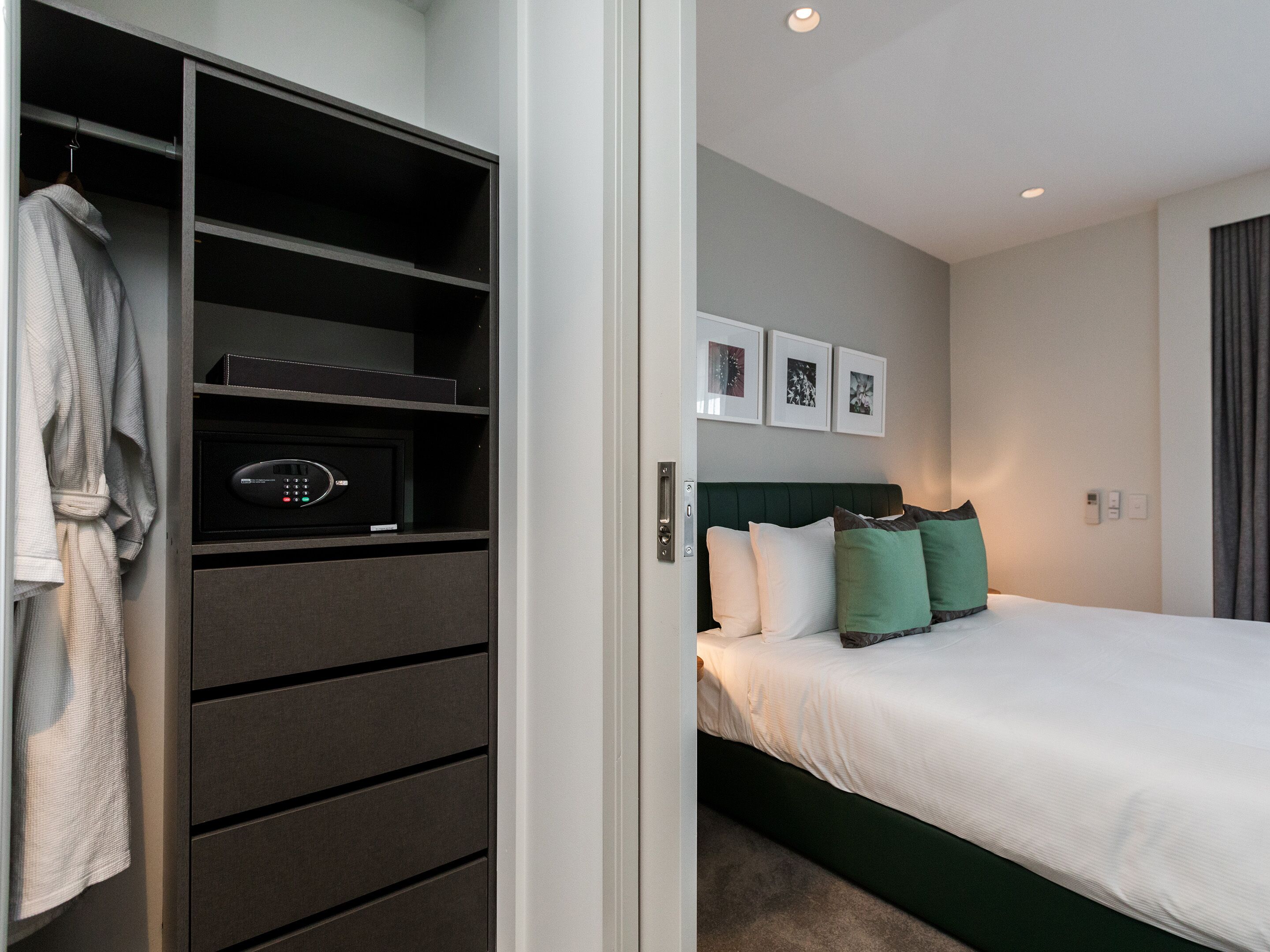 Une chambre d’hôtel équipée d’un lit, d’une armoire et d’un panneau de commande.