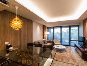 Sengetøy av topp kvalitet, safe på rommet og skrivebord for bærbar PC