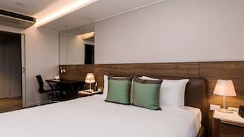 1 bedroom, premium bedding, in-room safe, laptop workspace