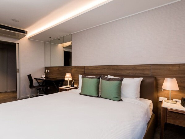 Sengetøy av topp kvalitet, safe på rommet og skrivebord for bærbar PC