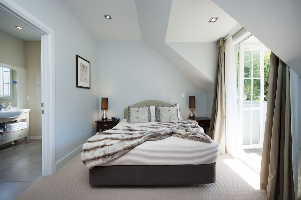 Premium bedding, iron/ironing board, WiFi (free), individually furnished