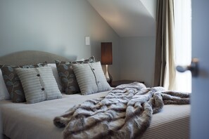 Peralatan tempat tidur premium, dilengkapkan perabot secara berasingan