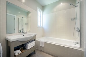 Free toiletries, hair dryer, towels - Chapel Cottage (Russell)