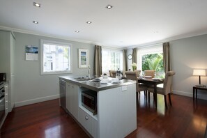 Peti sejuk/penyejuk beku saiz penuh, ketuhar gelombang mikro, ketuhar