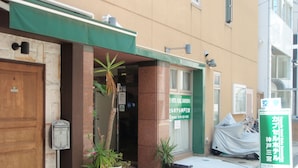 Front of property - Capsule Hotel Kobe Sannomiya - Caters to men (Kobe)