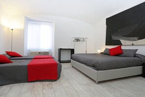 Quadruple Room | In-room safe, desk, soundproofing, free cribs/infant beds - Houspitality Nero B&B (Rome)