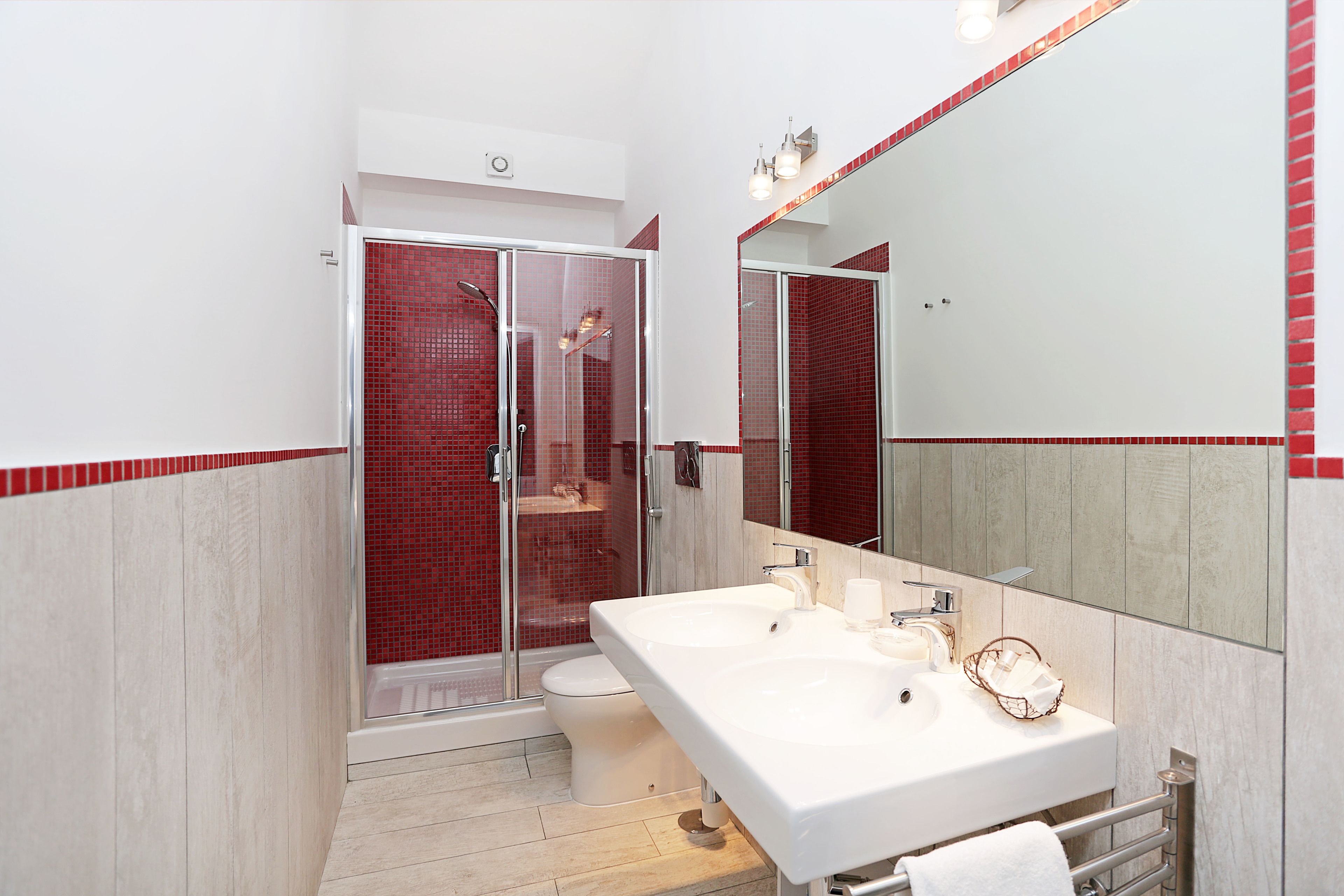 Superior Room | Bathroom | Shower, free toiletries, hair dryer, towels