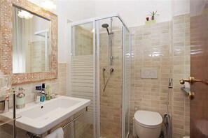 Superior kamer | Badkamer | Een douche, gratis toiletartikelen, een haardroger, handdoeken