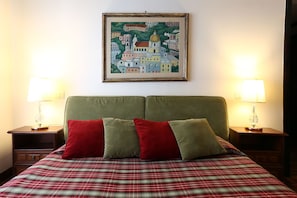 Quadruple Room | Minibar, in-room safe, desk, soundproofing - Houspitality Caesar B&B (Rome)