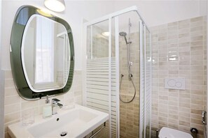 ห้องพักสำหรับสี่ท่าน | ห้องน้ำ | ฝักบัว, ของใช้ในห้องน้ำฟรี, ไดร์เป่าผม, ผ้าเช็ดตัว