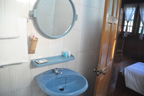 Shower, free toiletries, hair dryer, slippers - Hillock Villa (Kalaw)
