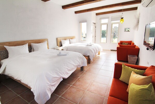 Deluxe Quadruple Room, 2 Queen Beds, Bathtub, Ocean View | Minibar, soundproofing, free WiFi, bed sheets - WestOldHouse (Hengchun)