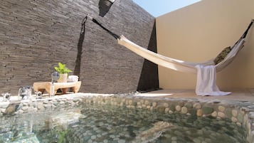 Phòng đôi Deluxe, 1 giường cỡ queen, bồn tắm, quang cảnh biển | Phòng tắm | Máy sấy tóc, dép đi trong nhà, khăn tắm
