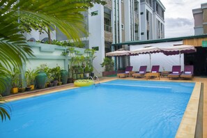 Una piscina al aire libre