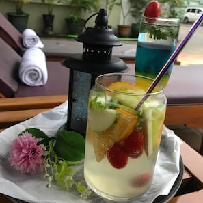 Outdoor pool - Ten Mile Hotel (Yangon)