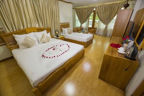 Minibar, caja de seguridad en la habitación y escritorio