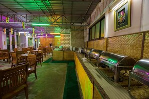 Se sirven desayunos, almuerzos y cenas; cocina local e internacional