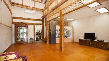 Suite (UhWooLRiM) | 1 bedroom, minibar, individually decorated, individually furnished