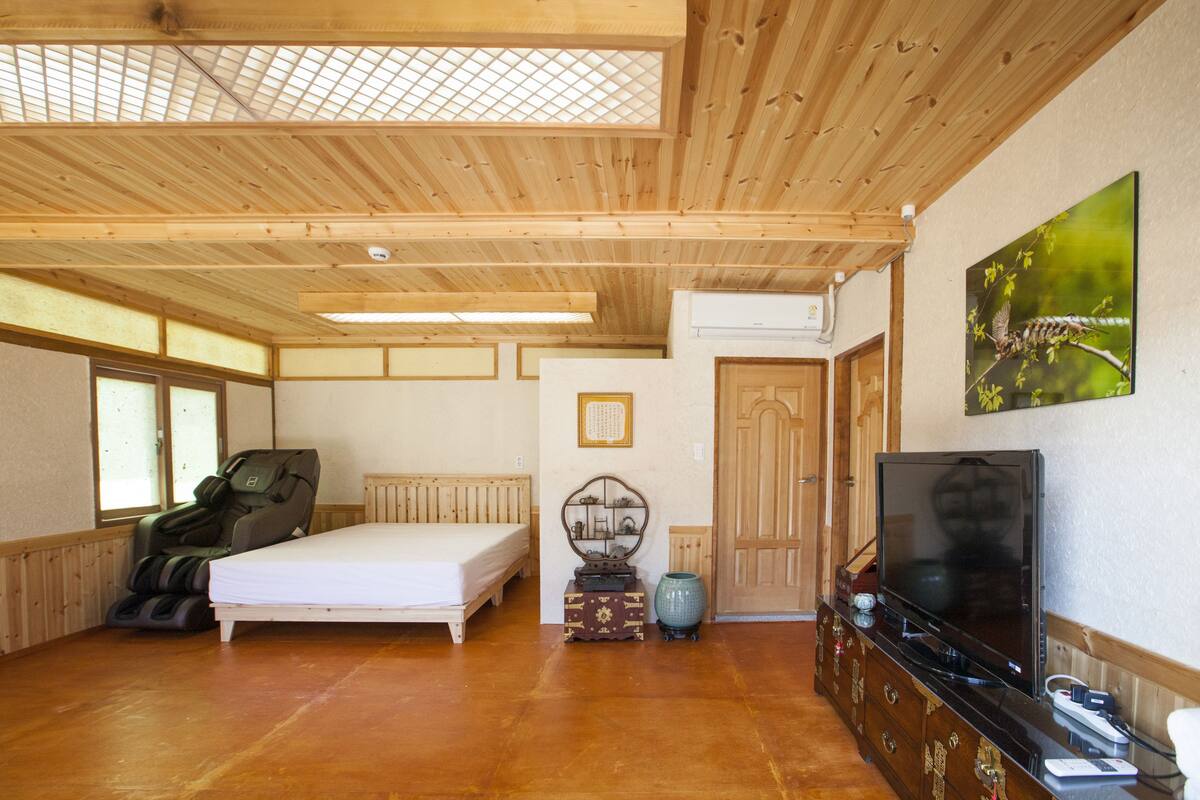 Family Room (Gwibin) | Minibar, laptop workspace, soundproofing, WiFi (free)