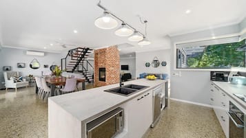 House, 3 Bedrooms | Private kitchen | Full-size fridge, microwave, oven, stovetop