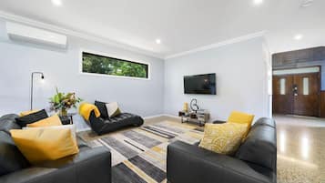 House, 3 Bedrooms | Living area | Flat-screen TV, fireplace