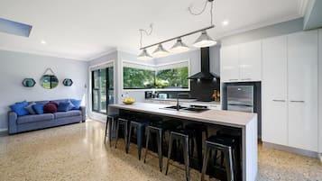 House, 3 Bedrooms | Private kitchen | Full-size fridge, microwave, oven, stovetop