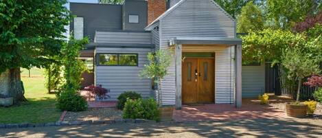 숙박 시설 정면