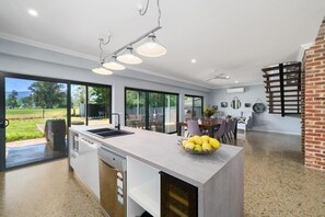 House, 3 Bedrooms | Private kitchen | Full-size fridge, microwave, oven, stovetop - Lusso (Whitfield)